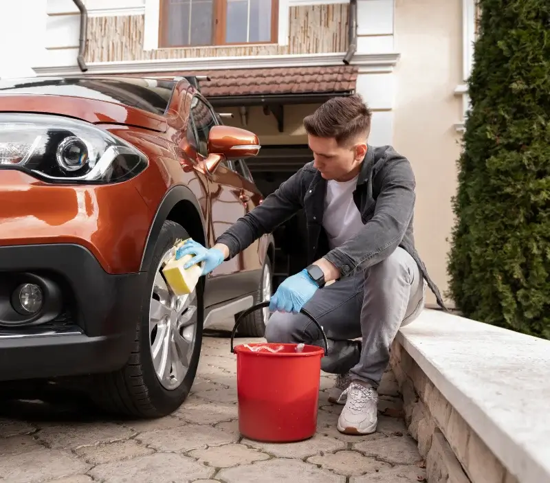 Lavage auto à domicile Saint-Rambert-en-Bugey : professionnel intervenant sur un véhicule